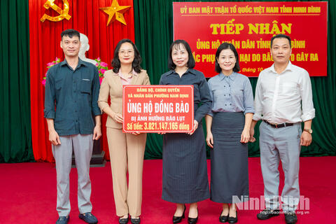 Ủy ban MTTQ Việt Nam tỉnh tiếp nhận ủng hộ nhân dân tỉnh Ninh Bình khắc phục thiệt hại do bão số 10 gây ra