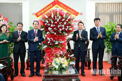 Đoàn đại biểu Tỉnh ủy, HĐND, UBND tỉnh chúc mừng Uỷ ban MTTQ Việt Nam tỉnh nhân kỷ niệm 95 năm Ngày truyền thống