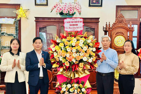 Phó Chủ tịch Ủy ban MTTQ Việt Nam tỉnh chúc mừng Lễ Giáng sinh tại Tiểu Chủng viên Thánh Phao lo, Nhà hưu tĩnh dưỡng Tòa Giám mục Phát Diệm, giáo xứ Phát Vinh, chức việc và Doanh nghiệp tiêu biểu Công giáo nhân dịp Giáng sinh năm 2025