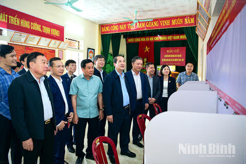 Đồng chí Phó Bí thư Tỉnh ủy, Chủ tịch Ủy ban MTTQ Việt Nam tỉnh Mai Văn Tuất kiểm tra công tác bầu cử đại biểu Quốc hội khóa XVI và đại biểu HĐND các cấp nhiệm kỳ 2026-2031