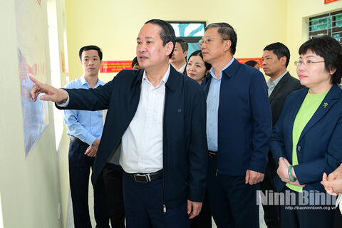 Đồng chí Phó Bí thư Tỉnh ủy, Chủ tịch Uỷ ban MTTQ Việt Nam tỉnh Mai Văn Tuất kiểm tra công tác bầu cử đại biểu Quốc hội và HĐND tại các địa phương