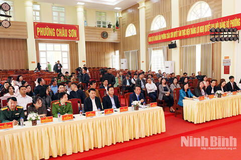 Đồng chí Phó Chủ nhiệm Thường trực Uỷ ban Dân nguyện và Giám sát của Quốc hội Lê Thị Nga và các ứng cử viên đại biểu Quốc hội và HĐND tỉnh tiếp xúc cử tri tại phường Châu Sơn