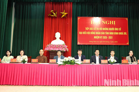 Đồng chí Bí thư Tỉnh ủy Trần Huy Tuấn và các ứng cử viên đại biểu HĐND tỉnh khóa XVI tiếp xúc cử tri phường Đông Hoa Lư