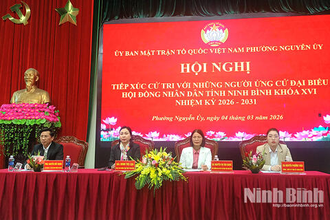 Đồng chí Phó Bí thư Thường trực Tỉnh ủy Đinh Thị Lụa và các ứng cử viên đại biểu HĐND tỉnh khóa XVI tiếp xúc cử tri phường Nguyễn Úy