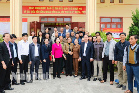 Phó Chủ tịch Quốc hội Nguyễn Thị Thanh và các ứng cử viên đại biểu Quốc hội khóa XVI tiếp xúc cử tri xã Kim Sơn, Chất Bình