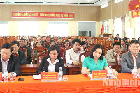 Ứng cử viên đại biểu Quốc hội và đại biểu HĐND tỉnh khóa XVI tiếp xúc cử tri vận động bầu cử