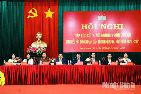 Đồng chí Bí thư Tỉnh ủy Trần Huy Tuấn và các ứng cử viên đại biểu HĐND tỉnh khóa XVI tiếp xúc cử tri phường Nam Hoa Lư