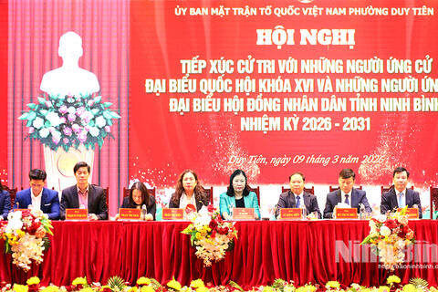 Phó Chủ nhiệm Thường trực Ủy ban Dân nguyện và Giám sát của Quốc hội Lê Thị Nga cùng các ứng cử viên Quốc hội, HĐND tỉnh tiếp xúc cử tri phường Duy Tiên, Duy Tân