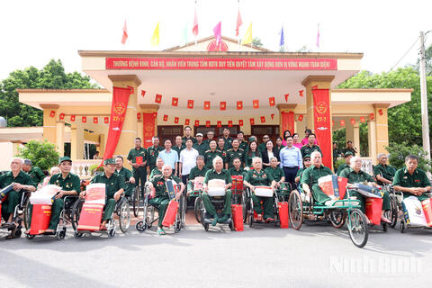 Đại tướng Nguyễn Tân Cương, Tổng Tham mưu trưởng Quân đội nhân dân Việt Nam thăm, tặng quà tại Trung tâm Điều dưỡng thương binh Duy Tiên và gia đình chính sách phường Tiên Sơn