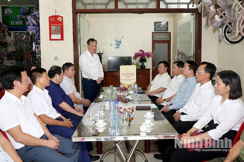 Đồng chí Phó Bí thư Tỉnh ủy, Chủ tịch HĐND tỉnh Lê Quốc Chỉnh thăm, tặng quà gia đình người có công tại xã Lai Thành