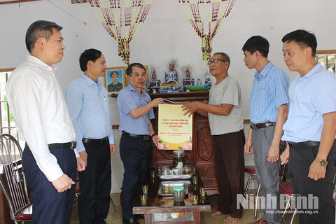 Đoàn đại biểu của tỉnh thăm, tặng quà gia đình người có công nhân kỷ niệm 79 năm Ngày Thương binh - Liệt sĩ