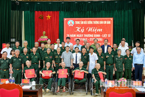 Thủ tướng Chính phủ Lê Minh Hưng thăm, tặng quà tại Trung tâm Điều dưỡng thương binh Kim Bảng