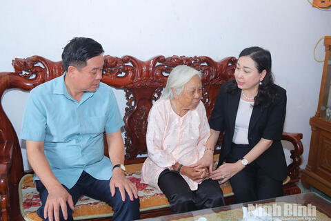 Đồng chí Phó Bí thư Tỉnh uỷ, Chủ tịch Ủy ban MTTQ Việt Nam tỉnh Đinh Thị Lụa thăm, tặng quà người có công tại xã Yên Khánh