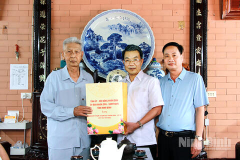 Thăm, tặng quà gia đình người có công nhân kỷ niệm 79 năm Ngày Thương binh-Liệt sĩ