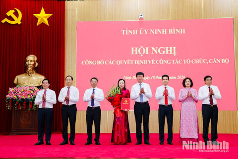 Công bố các quyết định của Ban Chấp hành Đảng bộ tỉnh và Ban Thường vụ Tỉnh ủy về công tác tổ chức, cán bộ