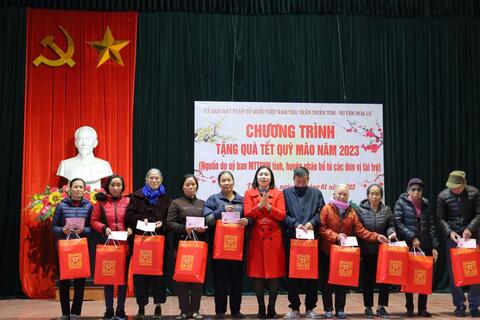 MTTQ các cấp huyện Hoa Lư trao quà Tết năm 2023