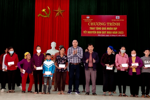 Ủy ban Mặt trận Tổ quốc huyện Nho Quan tiếp nhận, trao tặng quà Tết cho người nghèo nhân dịp Tết Nguyên đán Quý Mão 2023