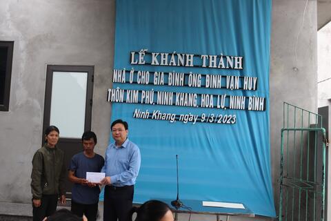 MTTQ huyện Hoa Lư phối hợp với UBND xã Ninh Khang tổ chức khánh thành ngôi nhà Đại đoàn kết cho hộ gia đình ông Đinh Vạn Huy, thôn Kim Phú, xã Ninh Khang