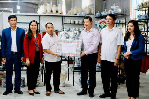 Cán bộ MTTQ Việt Nam tỉnh tham quan các mô hình phát triển kinh tế - xã hội tại huyện Yên Mô
