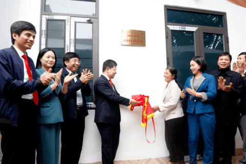 UBMTTQ huyện Hoa Lư phối hợp với NH Agribank tổ chức lễ khánh thành và bàn giao nhà Đại đoàn kết
