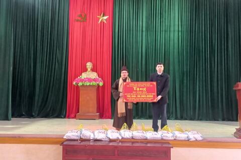 MTTQ huyện Kim Sơn phối hợp với chức sắc tôn giáo tặng quà cho hộ nghèo trên địa bàn huyện Kim Sơn