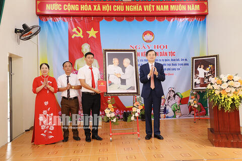 Các đồng chí lãnh đạo tỉnh dự Ngày hội Đại đoàn kết toàn dân tộc tại các khu dân cư
