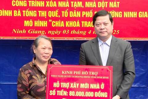 Uỷ ban MTTQ Việt Nam thành phố Hoa lư tổ chức Lễ khởi công công trình xóa nhà tạm, nhà dột nát tại phường Ninh Giang.