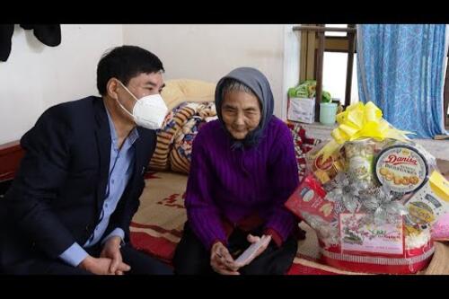 Đồng chí Đỗ Việt Anh, UVBTV, Trưởng ban Dân vận Tỉnh ủy, Chủ tịch Ủy ban MTTQ tỉnh thăm, tặng quà gia đình chính sách, hộ nghèo, người có hoàn cảnh khó khăn tại huyện Yên Khánh