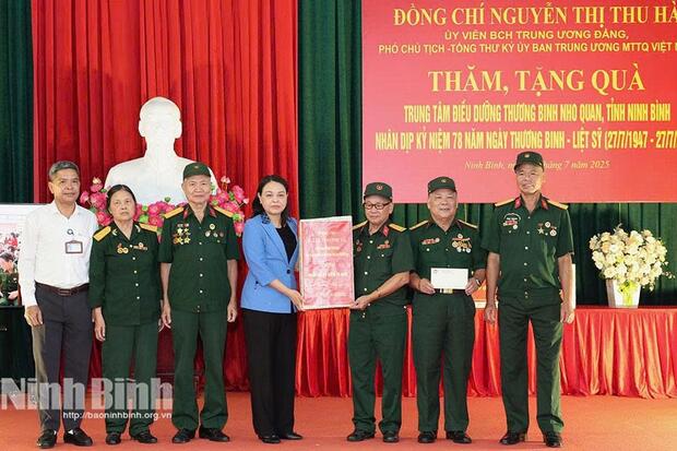 Đồng chí Phó Chủ tịch-Tổng thư ký Ủy ban Trung ương Mặt trận Tổ quốc Việt Nam thăm, tặng quà Trung tâm Điều dưỡng thương binh Nho Quan