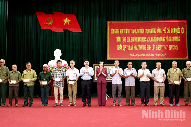 Đồng chí Phó Chủ tịch Quốc hội Nguyễn Thị Thanh thăm, tặng quà gia đình chính sách, người có công tại Ninh Bình