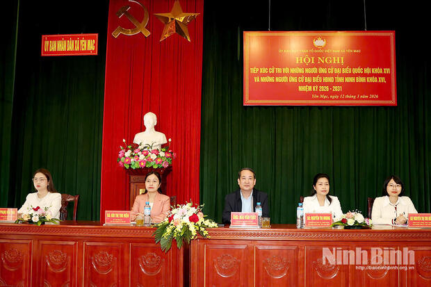 Đồng chí Mai Văn Tuất, Phó Bí thư Tỉnh ủy, Chủ tịch Ủy ban MTTQ Việt Nam tỉnh và các ứng cử viên đại biểu HĐND tỉnh tiếp xúc cử tri xã Yên Mạc