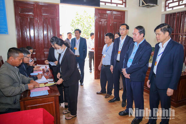 Đồng chí Mai Văn Tuất, Phó Bí thư Tỉnh ủy, Chủ tịch Ủy ban MTTQ Việt Nam tỉnh kiểm tra công tác bầu cử tại một số địa phương