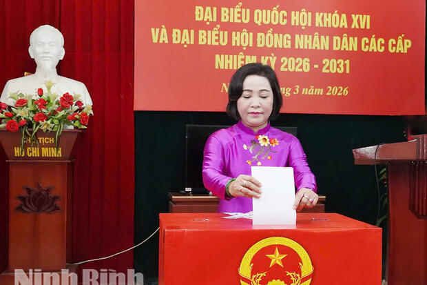 Đồng chí Phó Chủ tịch Quốc hội Nguyễn Thị Thanh và các đồng chí Thường trực Tỉnh ủy dự lễ khai mạc bầu cử tại các địa phương