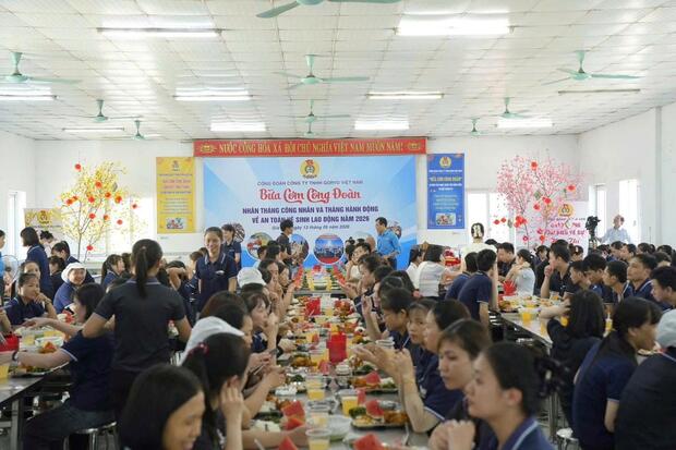SỨC MẠNH GIAI CẤP CÔNG NHÂN TỈNH NINH BÌNH MỚI: ĐẬP TAN LUẬN ĐIỆU XUYÊN TẠC CHÍNH SÁCH LAO ĐỘNG VÀ TỔ CHỨC CÔNG ĐOÀN QUA 40 NĂM ĐỔI MỚI