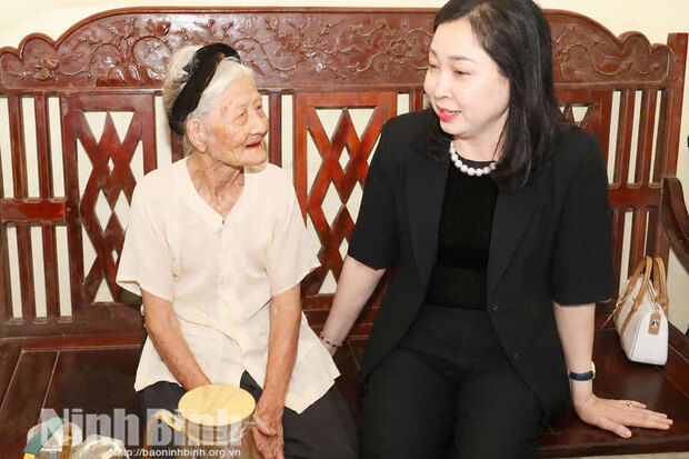 Đồng chí Đinh Thị Lụa, Phó Bí thư Tỉnh ủy, Chủ tịch Ủy ban MTTQ Việt Nam tỉnh thăm, tặng quà thân nhân, gia đình đang thờ cúng nữ liệt sĩ dân quân pháo phòng không Lam Hạ