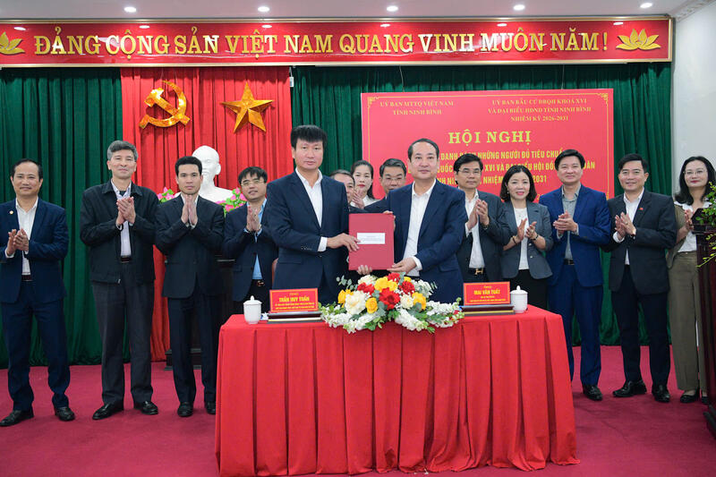 Bàn giao danh sách những người đủ tiêu chuẩn ứng cử đại biểu Quốc hội khóa XVI và đại biểu HĐND tỉnh Ninh Bình nhiệm kỳ 2026-2031