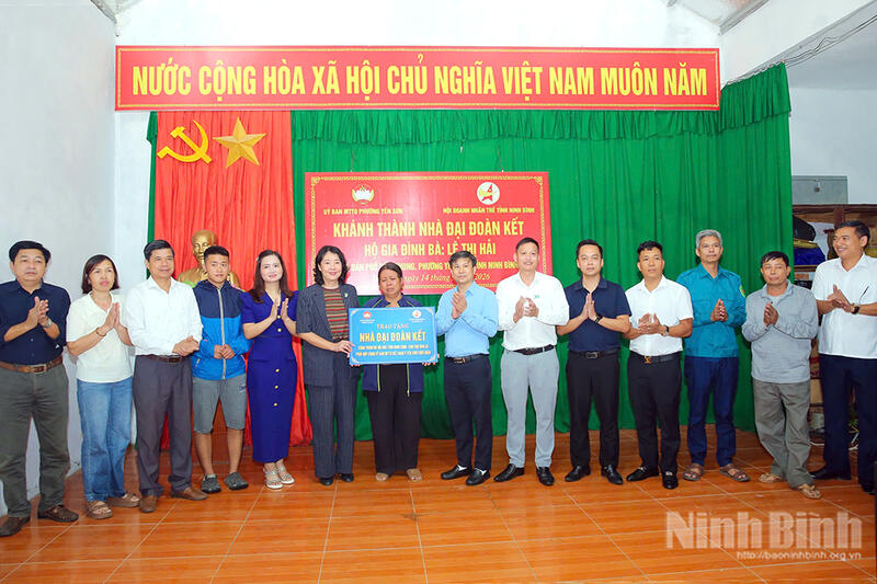 Bàn giao Nhà Đại đoàn kết cho gia đình có hoàn cảnh khó khăn tại phường Yên Sơn
