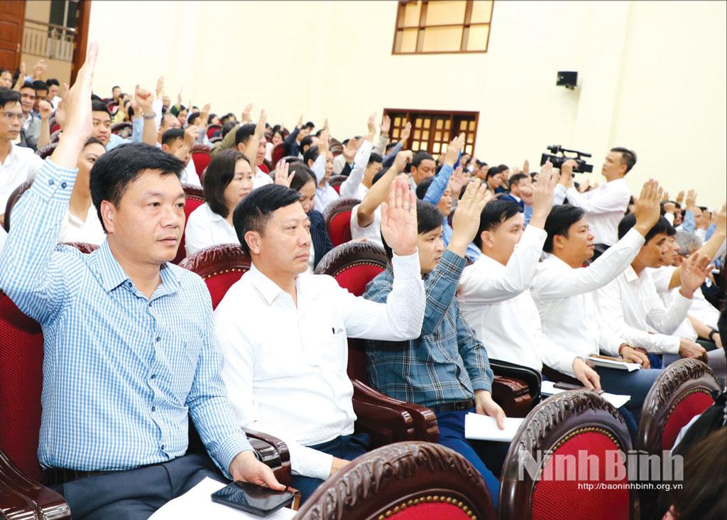 Biểu quyết thông qua cơ cấu, thành phần, số lượng người ứng cử đại biểu Quốc hội khóa XVI, đại biểu HĐND tỉnh nhiệm kỳ 2026-2031 tại Hội nghị hiệp thương lần thứ nhất do Ủy ban MTTQ Việt Nam tỉnh tổ chức. Ảnh: Đức Lam