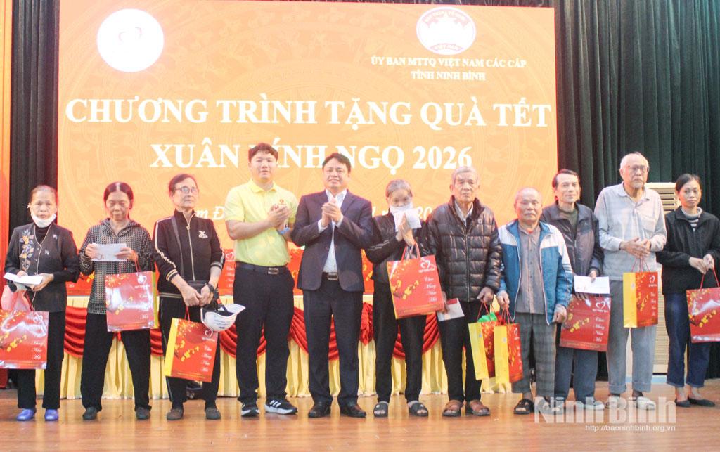 Đồng chí Trần Minh Thắng, Ủy viên Ban Thường vụ Tỉnh ủy, Bí thư Đảng ủy, Chủ tịch HĐND phường Nam Định và đại diện Quỹ Thiện Tâm trao quà Tết cho hộ nghèo, hộ có hoàn cảnh khó khăn các phường Nam Định, Thiên Trường, Đông A. Ảnh: Minh Thuận