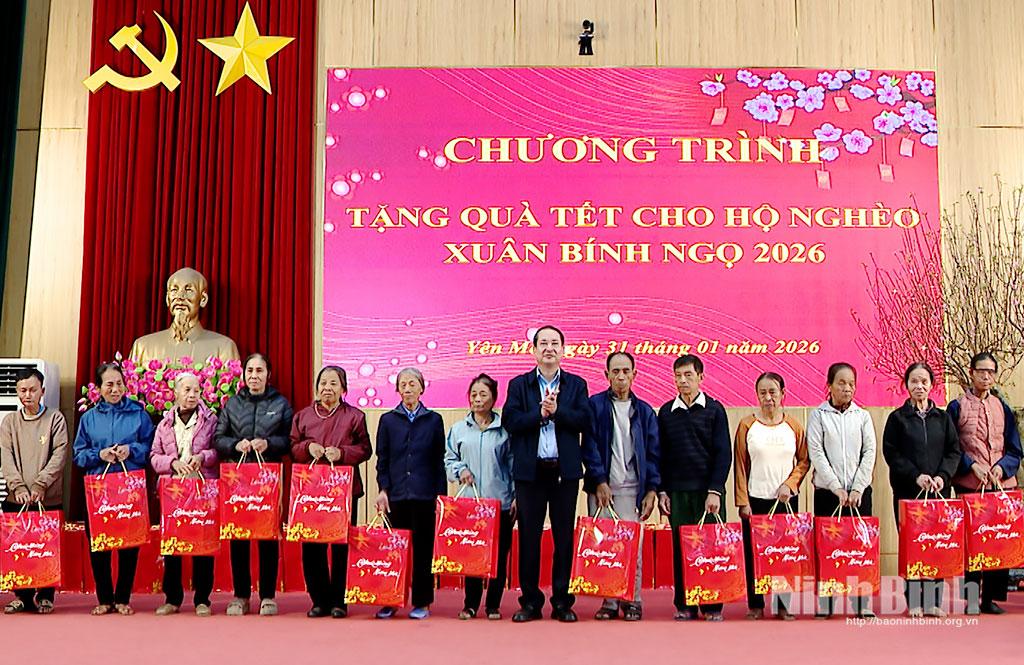 Đồng chí Mai Văn Tuất, Phó Bí thư Tỉnh ủy, Chủ tịch Ủy ban MTTQ Việt Nam tỉnh tặng quà cho hộ nghèo, hộ có hoàn cảnh khó khăn trên địa bàn xã Yên Mô.