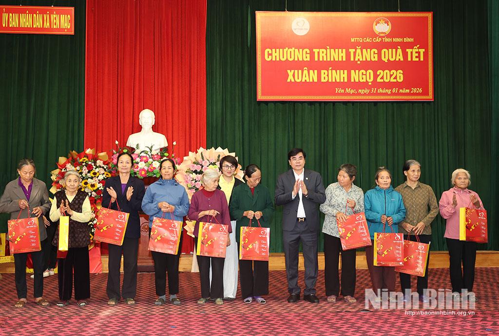 Đồng chí Nguyễn Hải Long, Tỉnh ủy viên, Phó Chủ tịch Ủy ban MTTQ Việt Nam tỉnh, Chủ tịch Liên đoàn Lao động tỉnh và lãnh đạo Quỹ Thiện Tâm (Tập đoàn Vingroup) trao quà cho hộ nghèo, hộ có hoàn cảnh đặc biệt khó khăn. Ảnh: Minh Quang