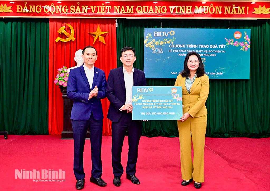 Đại diện lãnh đạo Ngân hàng Thương mại cổ phần Đầu tư và Phát triển Việt Nam chi nhánh Ninh Bình và chi nhánh Tam Điệp hỗ trợ đồng bào bị thiệt hại do thiên tai nhân dịp Tết Bính Ngọ 2026.
