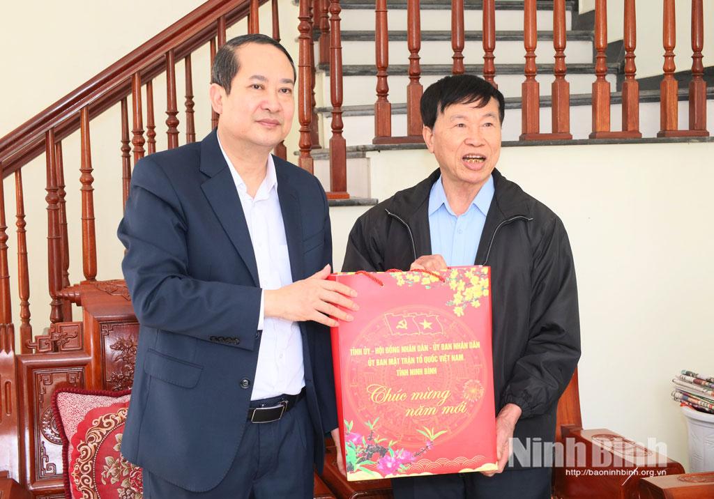 Đồng chí Mai Văn Tuất, Phó Bí thư Tỉnh ủy, Chủ tịch Ủy ban MTTQ Việt Nam tỉnh tặng quà gia đình ông Vũ Xuân Chiến, là thương binh ở Tổ dân phố Hòa Lạc, phường Hà Nam.