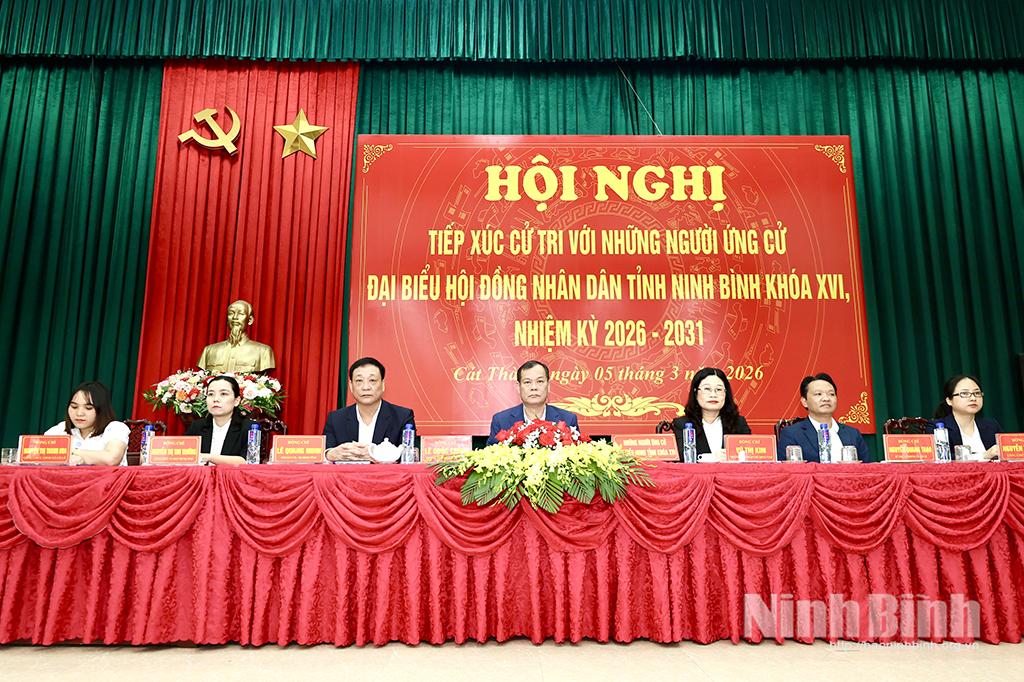 Đồng chí Phó Bí thư Tỉnh ủy, Chủ tịch HĐND tỉnh Lê Quốc Chỉnh và những người ứng cử đại biểu HĐND tỉnh khóa XVI tiếp xúc cử tri các xã Cổ Lễ, Cát Thành, Ninh Giang.