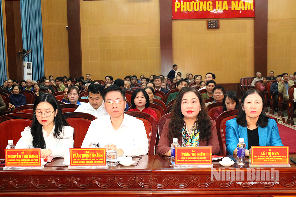 Đồng chí Phó Chủ nhiệm Thường trực Ủy ban Dân nguyện và Giám sát của Quốc hội Lê Thị Nga và các ứng cử viên ĐBQH, ứng cử viên đại biểu HĐND tỉnh dự hội nghị tiếp xúc cử tri.