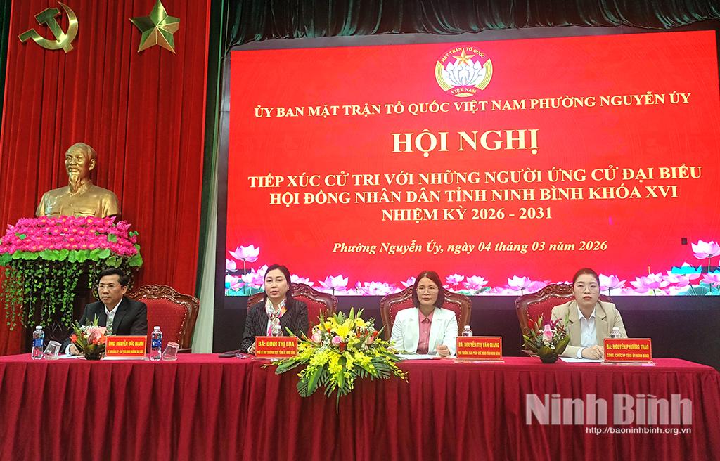 Đồng chí Phó Bí thư Thường trực Tỉnh ủy Đinh Thị Lụa và các ứng cử viên đại biểu HĐND tỉnh khóa XVI tiếp xúc cử tri phường Nguyễn Úy.