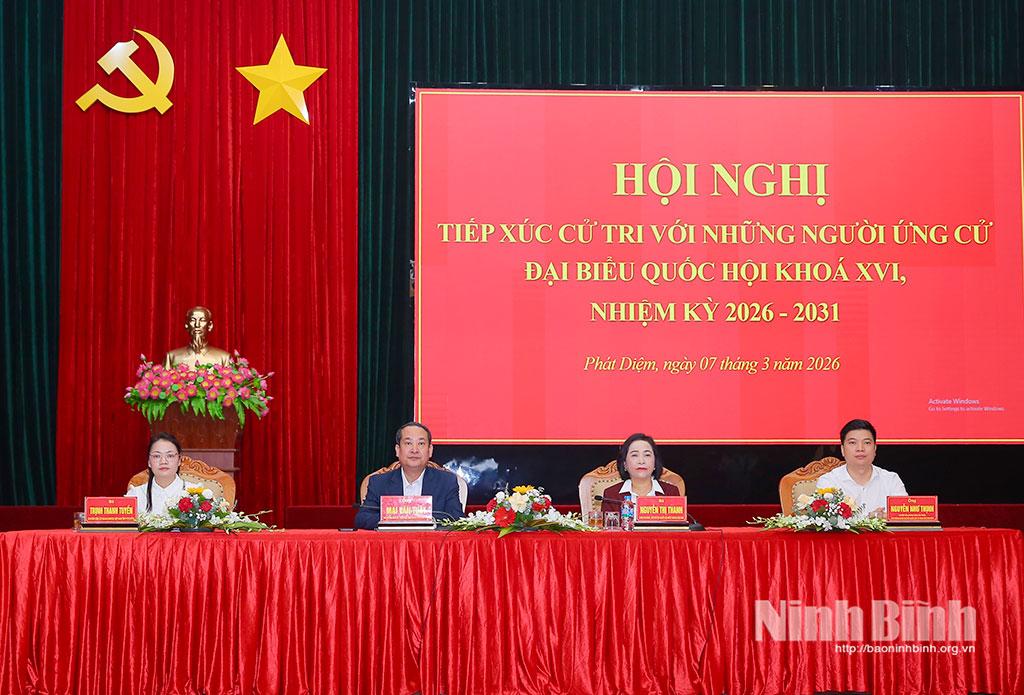 Các ứng cử viên đại biểu Quốc hội khóa XVI tiếp xúc cử tri xã Phát Diệm. Ảnh: Anh Tuấn