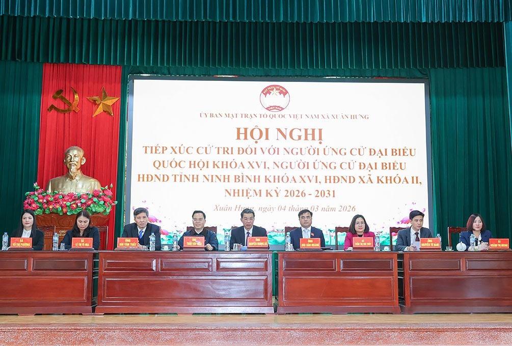Ông Nguyễn Hoàng Hà - Phó Chủ tịch Thường trực Ủy ban MTTQ tỉnh Ninh Bình cùng các ứng cử viên tiếp xúc cử tri xã Xuân Hưng ngày 4/3. Ảnh: Viết Dư