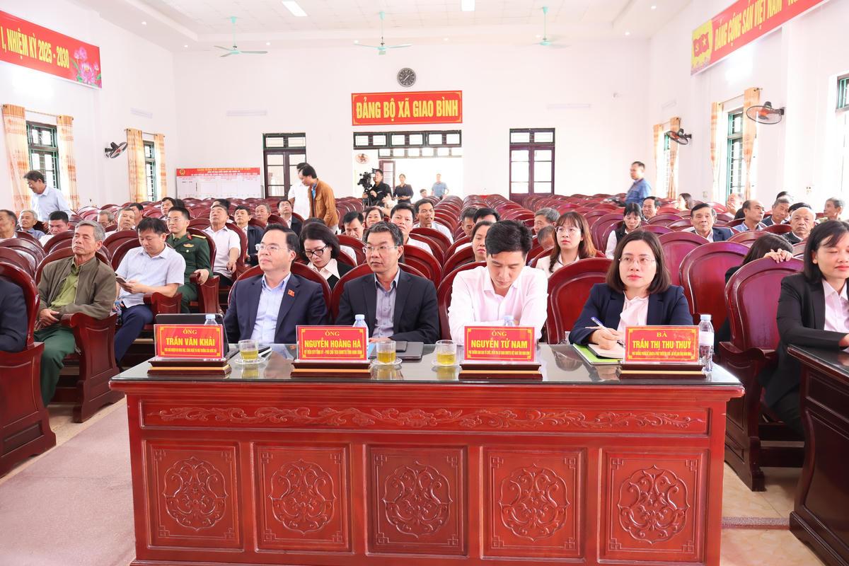 Ông Nguyễn Hoàng Hà cùng các cứng cử viên tiếp xúc cử tri xã Giao Bình chiều 8/3. Ảnh: Giao Bình