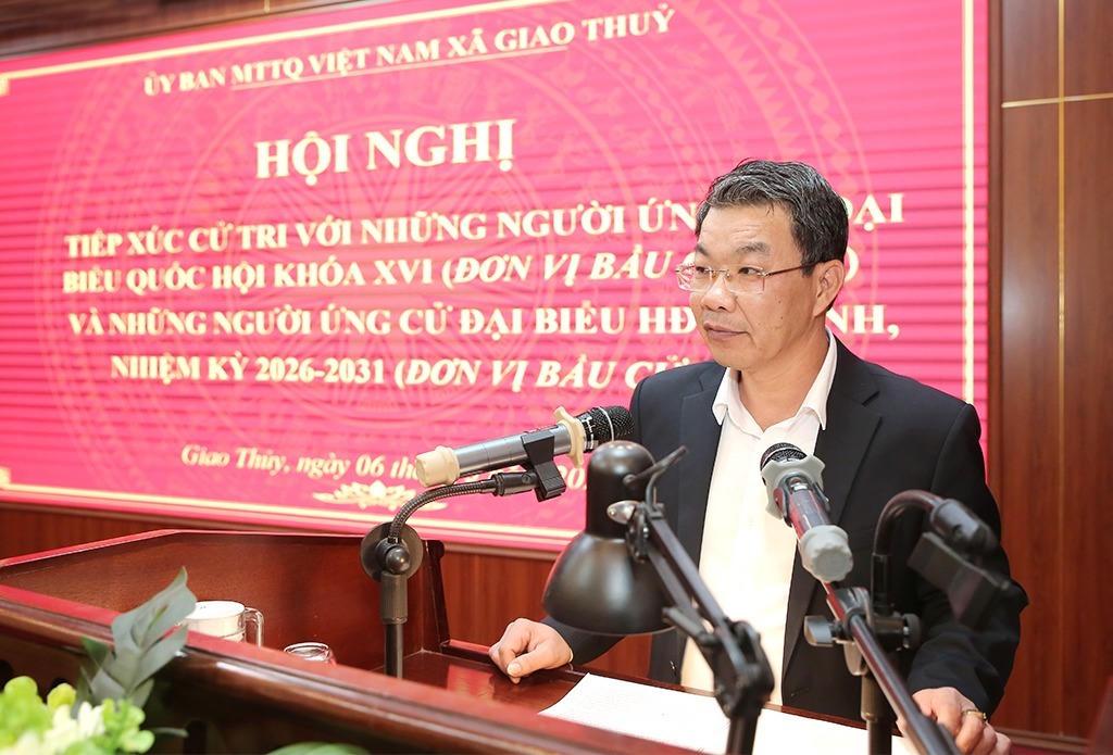 Phó Chủ tịch Thường trực Ủy ban MTTQ tỉnh Nguyễn Hoàng Hà trình bày chương trình hành động trước cử tri xã Giao Thủy sáng 6/3. Ảnh: Khánh Hưng.